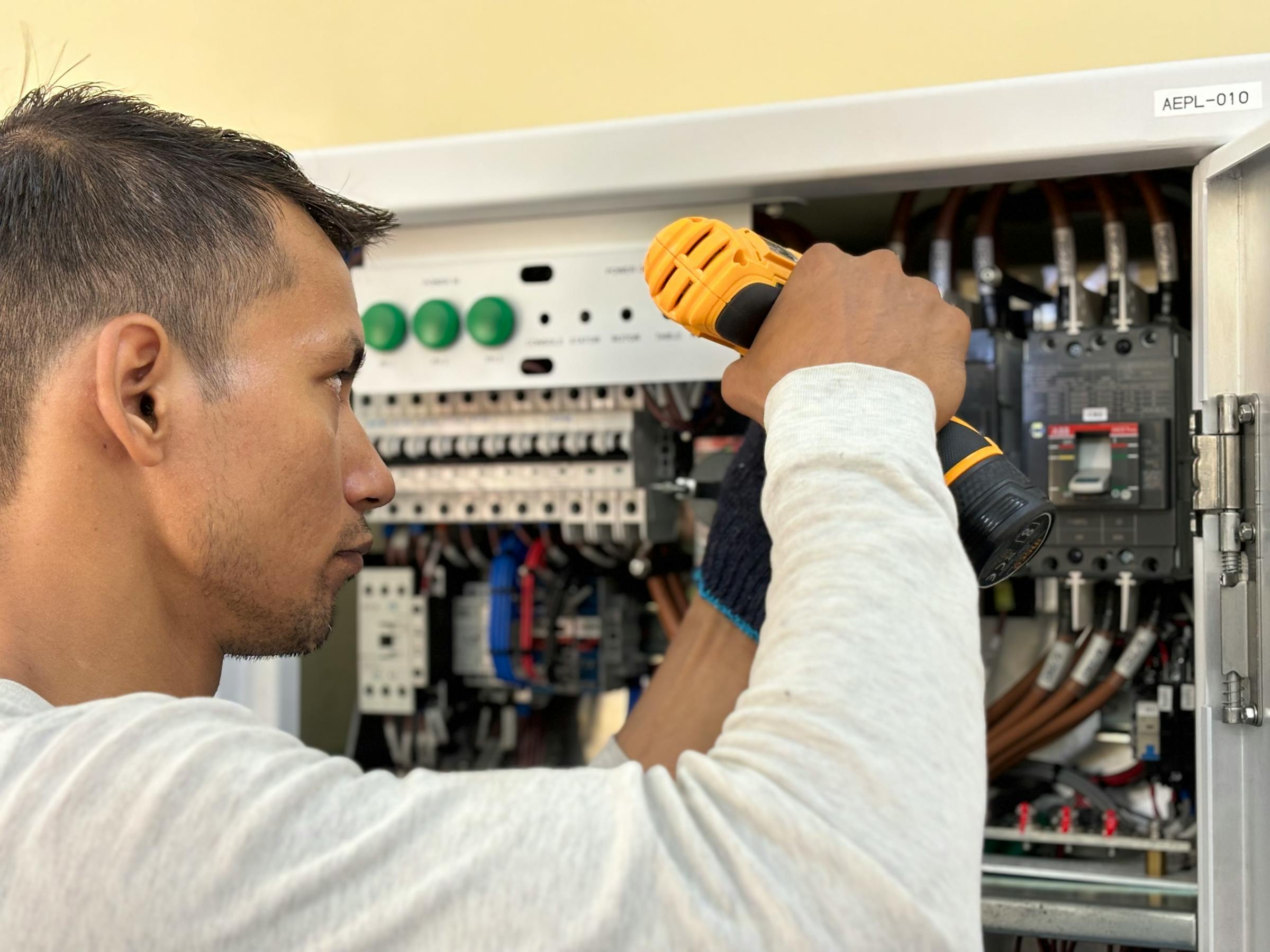 Électricien IRVE en intervention sur une installation